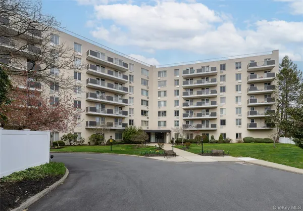 $2,850 | 135 Post Avenue, Unit 5T, Westbury, NY 11590