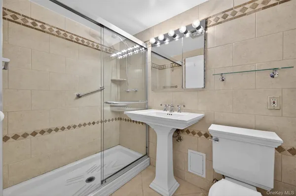 $2,850 | 135 Post Avenue, Unit 5T, Westbury, NY 11590
