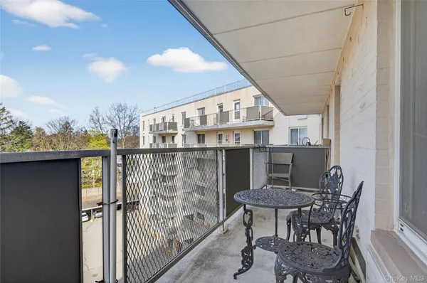 $2,850 | 135 Post Avenue, Unit 5T, Westbury, NY 11590