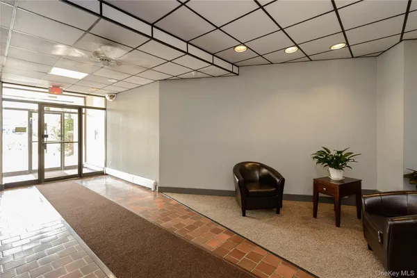 $2,850 | 135 Post Avenue, Unit 5T, Westbury, NY 11590