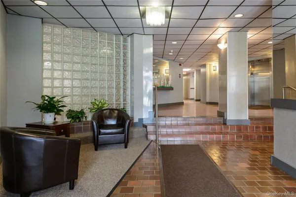 $2,850 | 135 Post Avenue, Unit 5T, Westbury, NY 11590