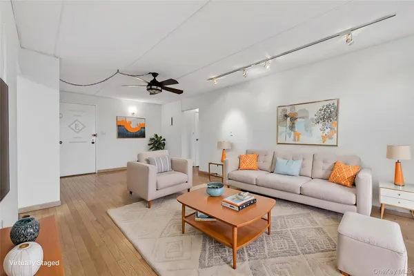 $2,850 | 135 Post Avenue, Unit 5T, Westbury, NY 11590