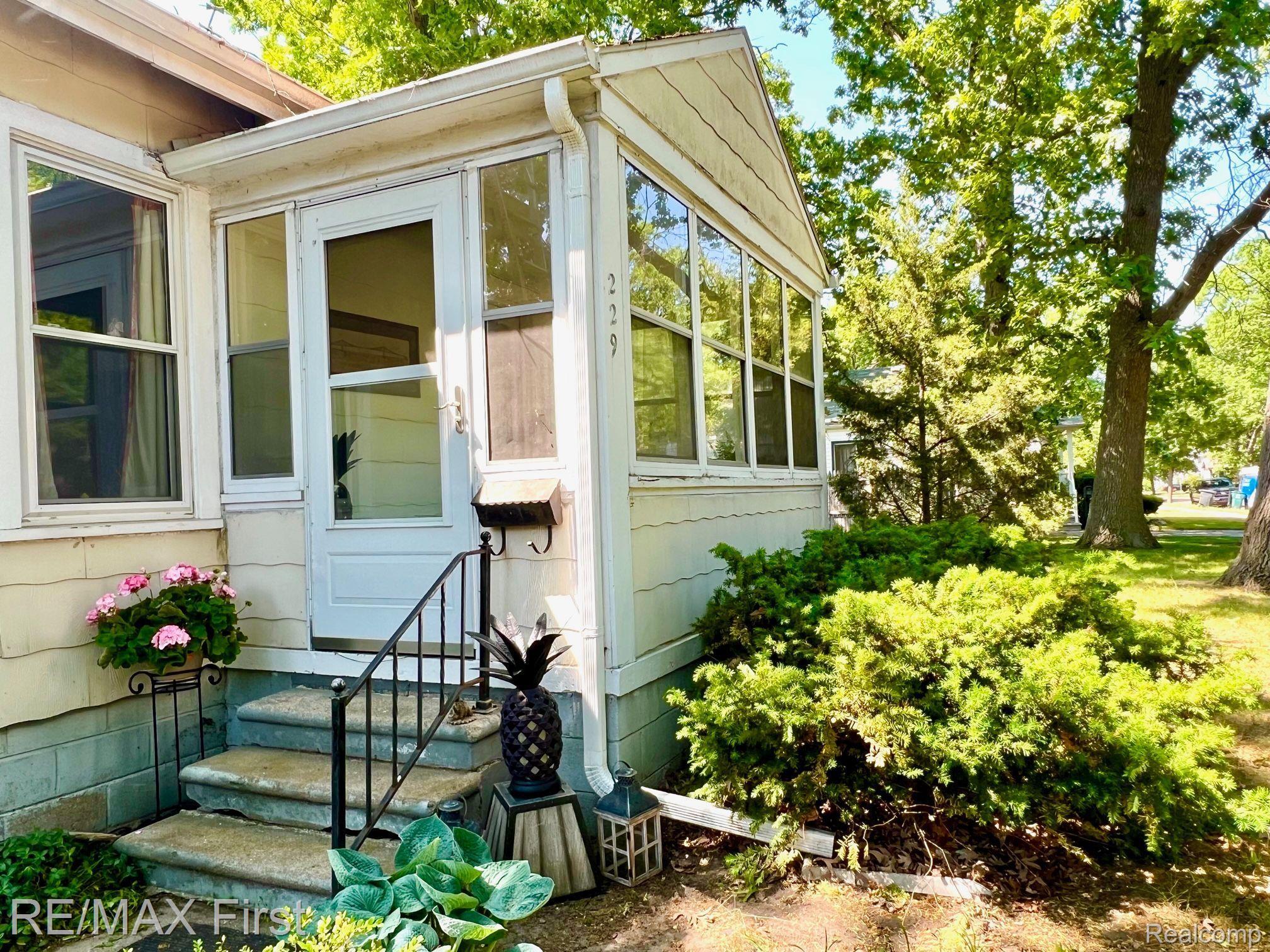 229 Stratford Road Ferndale, MI 48220 - Photo 2 of 26 Awesome Enclosed Porch