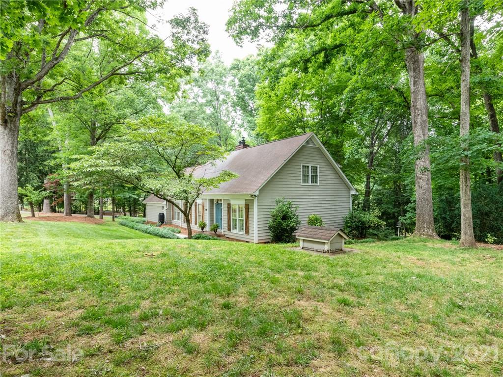 925 Reverdy Lane Matthews, NC 28105 - Photo 35 of 36 front view of a house with a yard