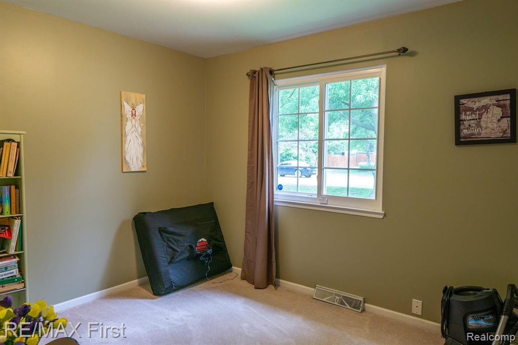 930 Grace Avenue Rochester Hills, MI 48307 - Photo 25 of 35