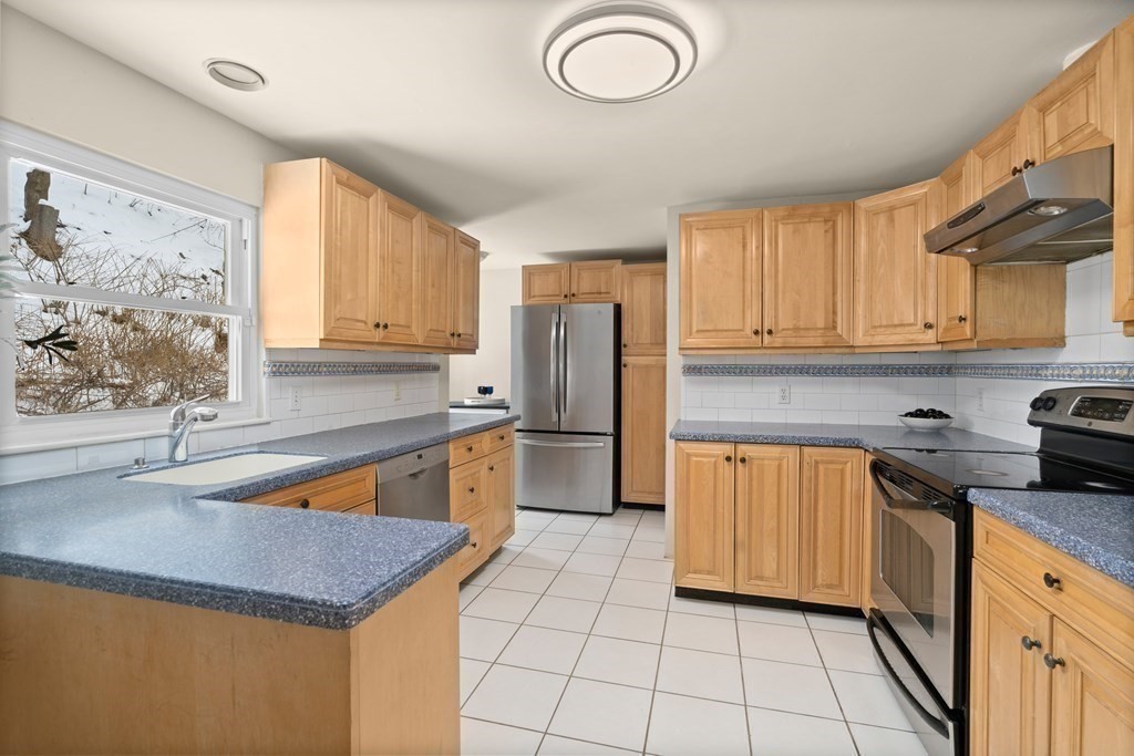 18 Travis Drive Newton, MA 02467 - Photo 7 of 21