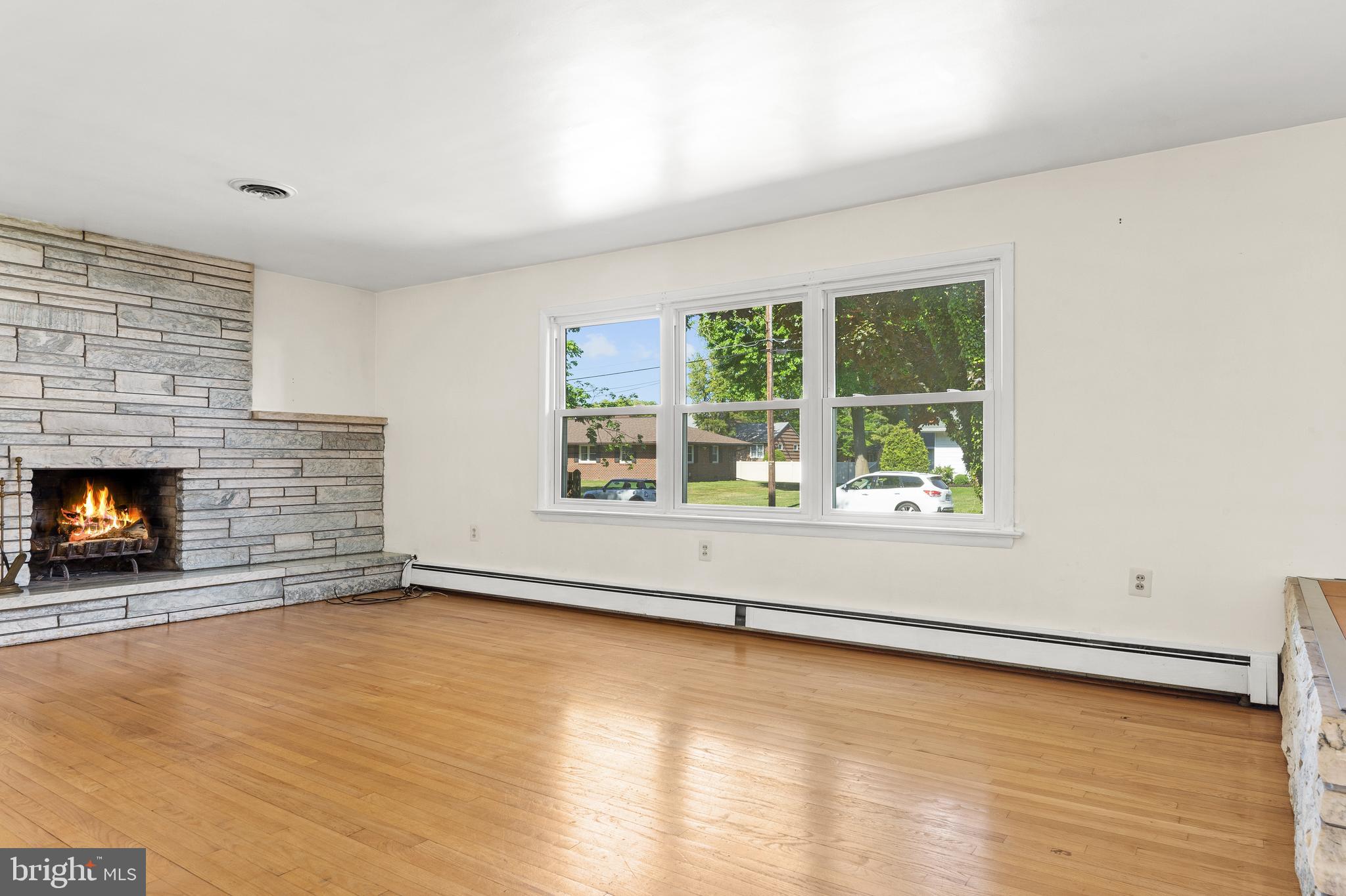 24 Meadow Road Pennsville, NJ 08070 - Photo 9 of 35 Living Room