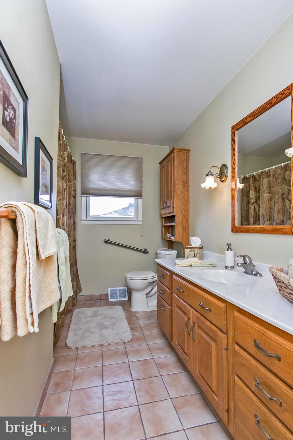 805 Johns Road Cherry Hill, NJ 08034 - Photo 21 of 26 Large Main Bathroom