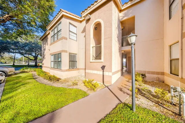 a view of back yard of the house