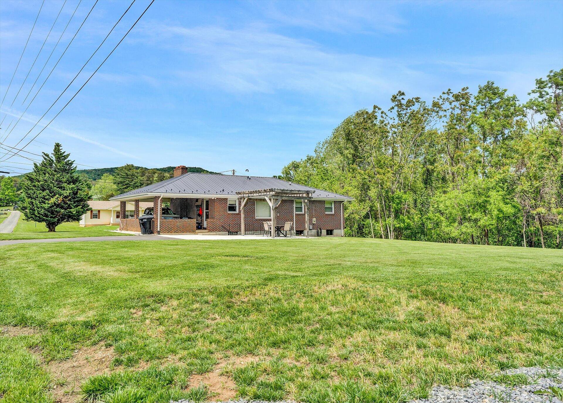 6203 Roberta Road Roanoke, VA 24019 - Photo 24 of 28 a front view of a house with a garden