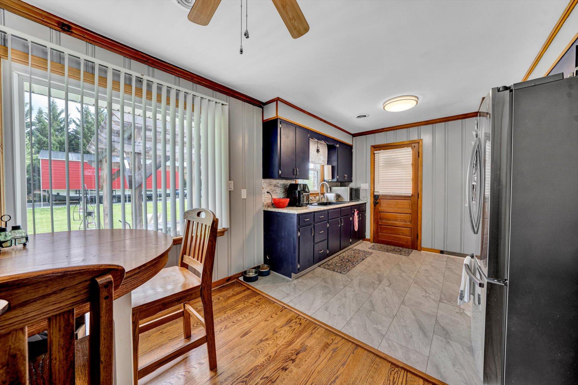 6203 Roberta Road Roanoke, VA 24019 - Photo 7 of 28 a workspace with furniture and window
