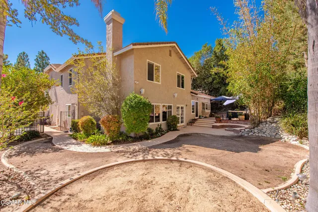 a view of a house with backyard