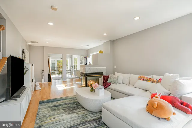 $3,100 | 1597 Leeds Castle Drive, Unit 202, Vienna, VA 22182