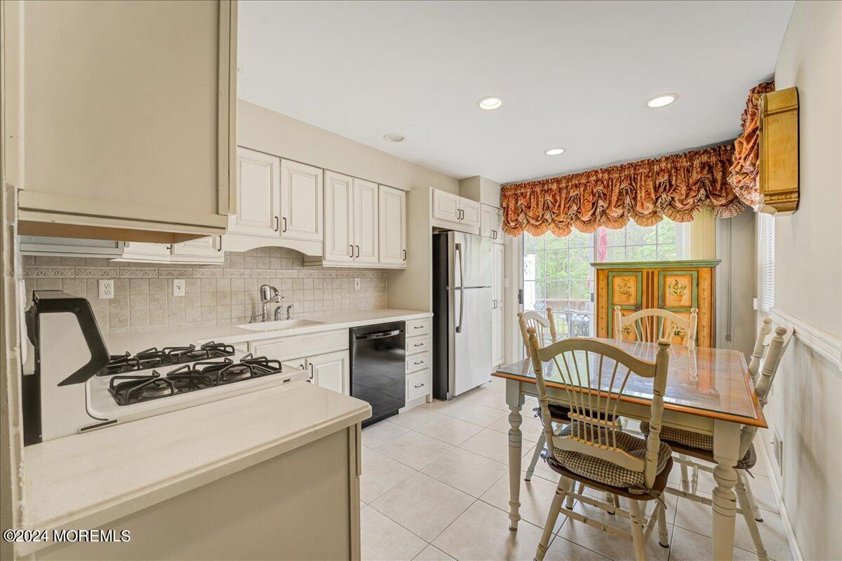 50 Alpine Road, Unit 155 Holmdel, NJ 07733 - Photo 10 of 26 10-Kitchen