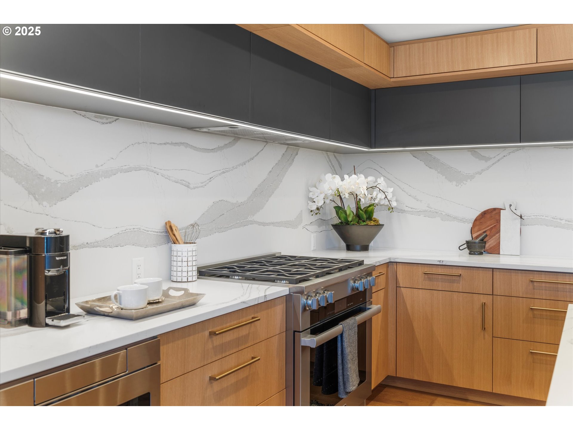 590 Waterfront Way, Unit 700 Vancouver, WA 98660 - Photo 7 of 35 a kitchen with a sink and a stove