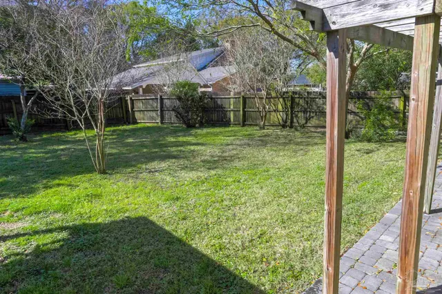 a view of a house with backyard