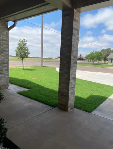 a view of a back yard