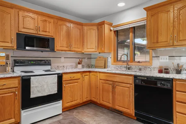 $549,900 | 1075 Lauderdale North, Onalaska, WI 54650
