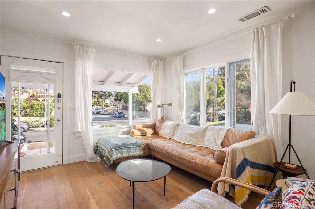 3652 Valleybrink Road Los Angeles, CA 90039 - Photo 4 of 33