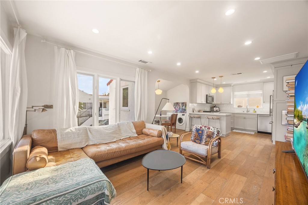 3652 Valleybrink Road Los Angeles, CA 90039 - Photo 6 of 33