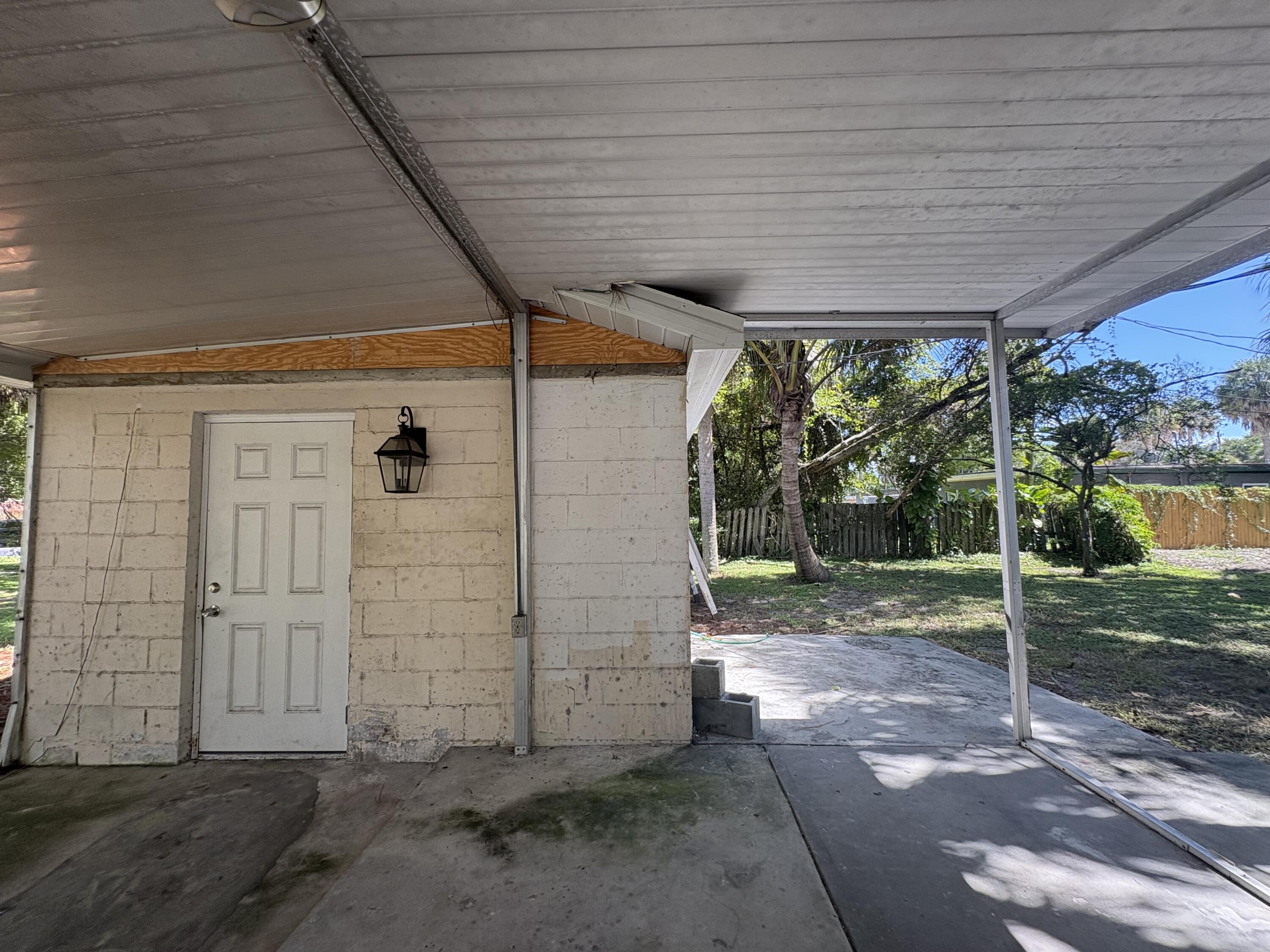 1010 Mayflower Road Fort Pierce, FL 34950 - Photo 15 of 27 a backyard of a house