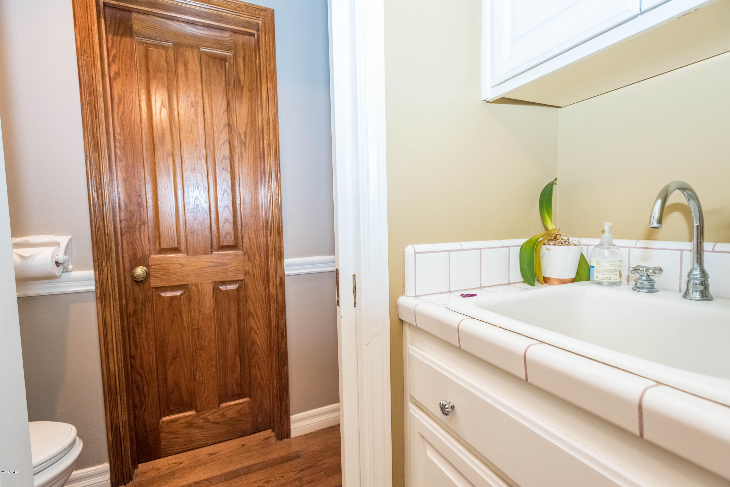 1735 Pancho Road Camarillo, CA 93012 - Photo 33 of 70 a bathroom with a sink and a mirror
