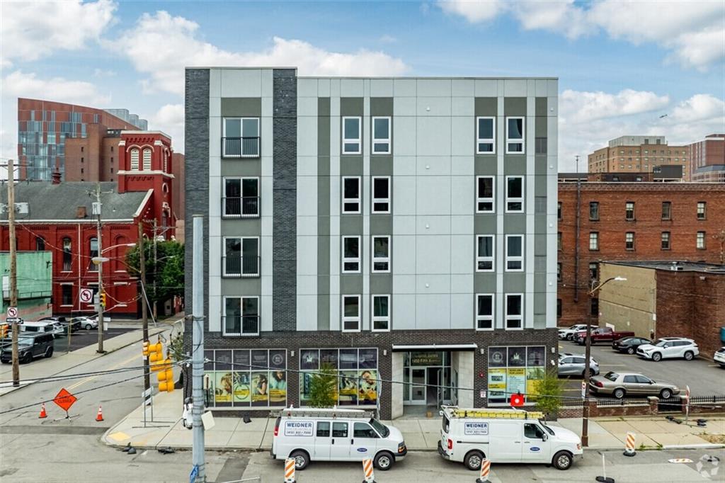 a city street filled with lots of traffic and tall building