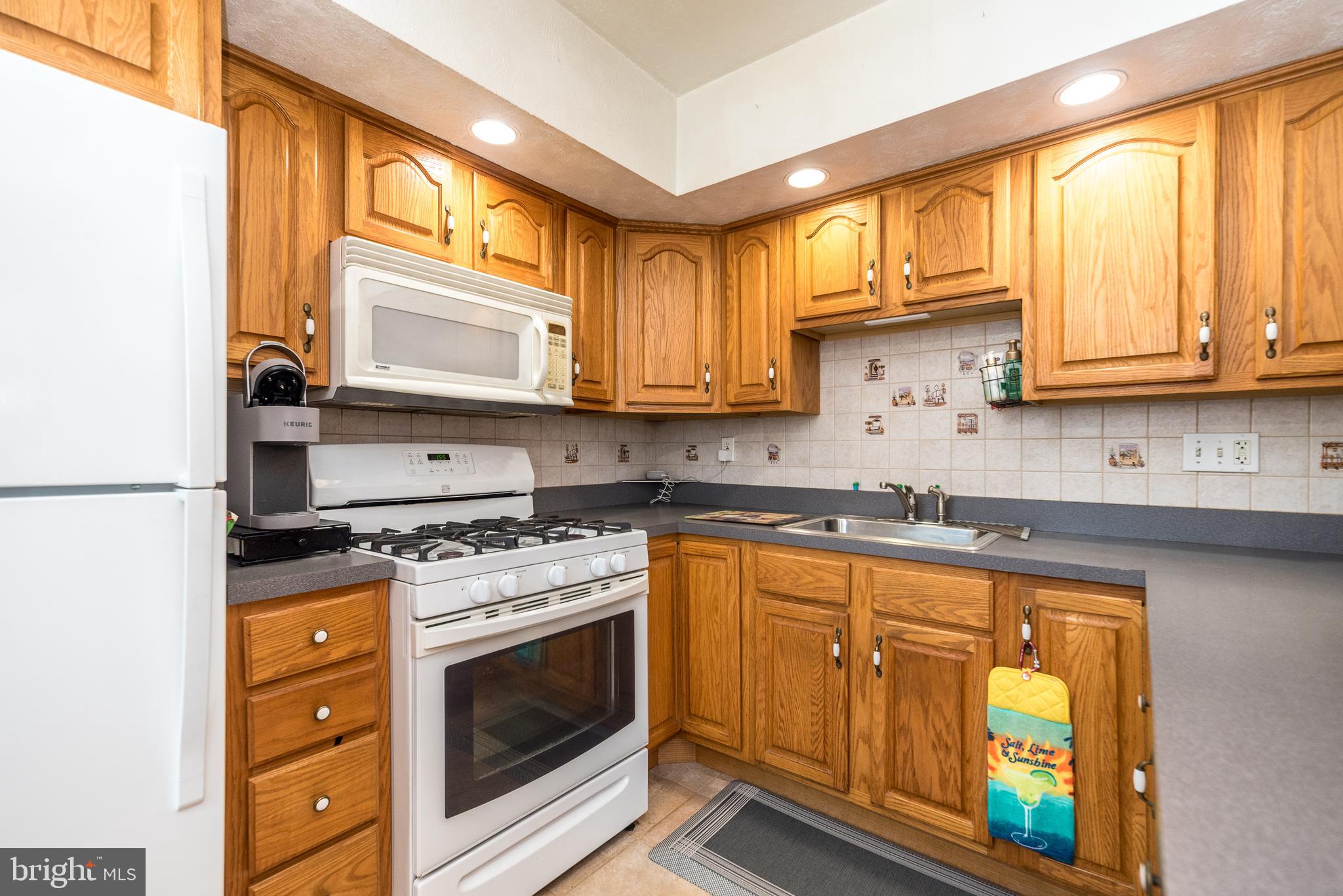11719 Brandon Road Philadelphia, PA 19154 - Photo 9 of 27 Gas cooking