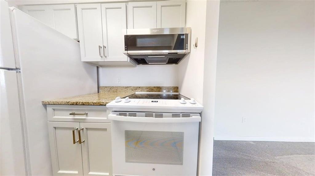 300 Johnson Ferry Road, Unit B805 Sandy Springs, GA 30328 - Photo 17 of 31 a stove top oven sitting inside of a kitchen