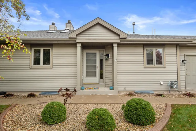 $445,900 | W175N8151 Robin Circle, Unit 1, Menomonee Falls, WI 53051