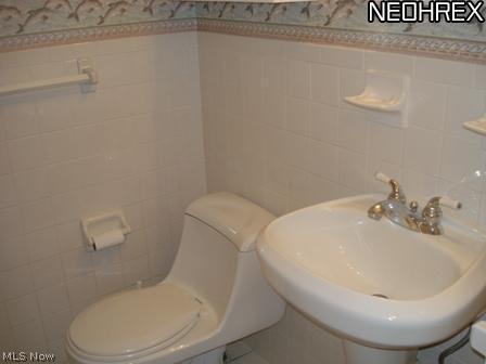 1831 Oakmount Road South Euclid, OH 44121 - Photo 9 of 14 Main Bath