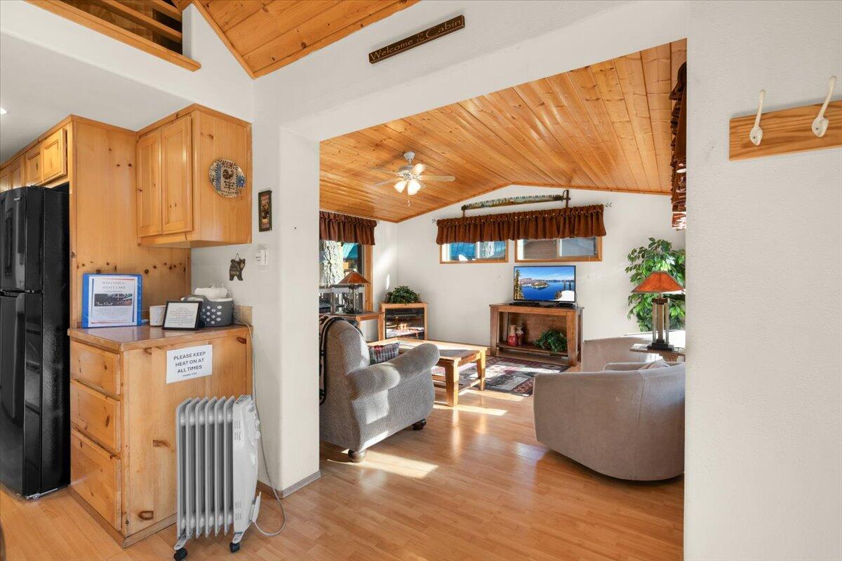 7900 Hyatt Prairie Road, Unit 25 Ashland, OR 97520 - Photo 9 of 20 Living and Kitchen