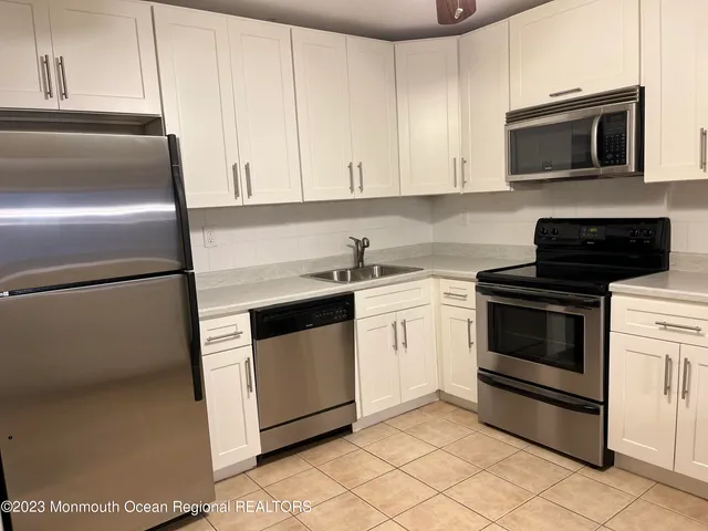 $1,950 | 136 Amberly Drive, Unit F, Manalapan, NJ 07726