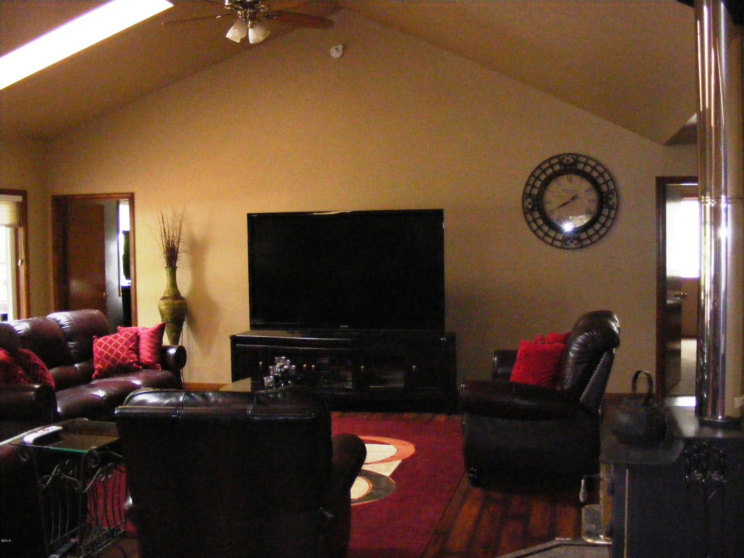 463 Judd Road Siletz, OR 97380 - Photo 3 of 22 Liv Rm