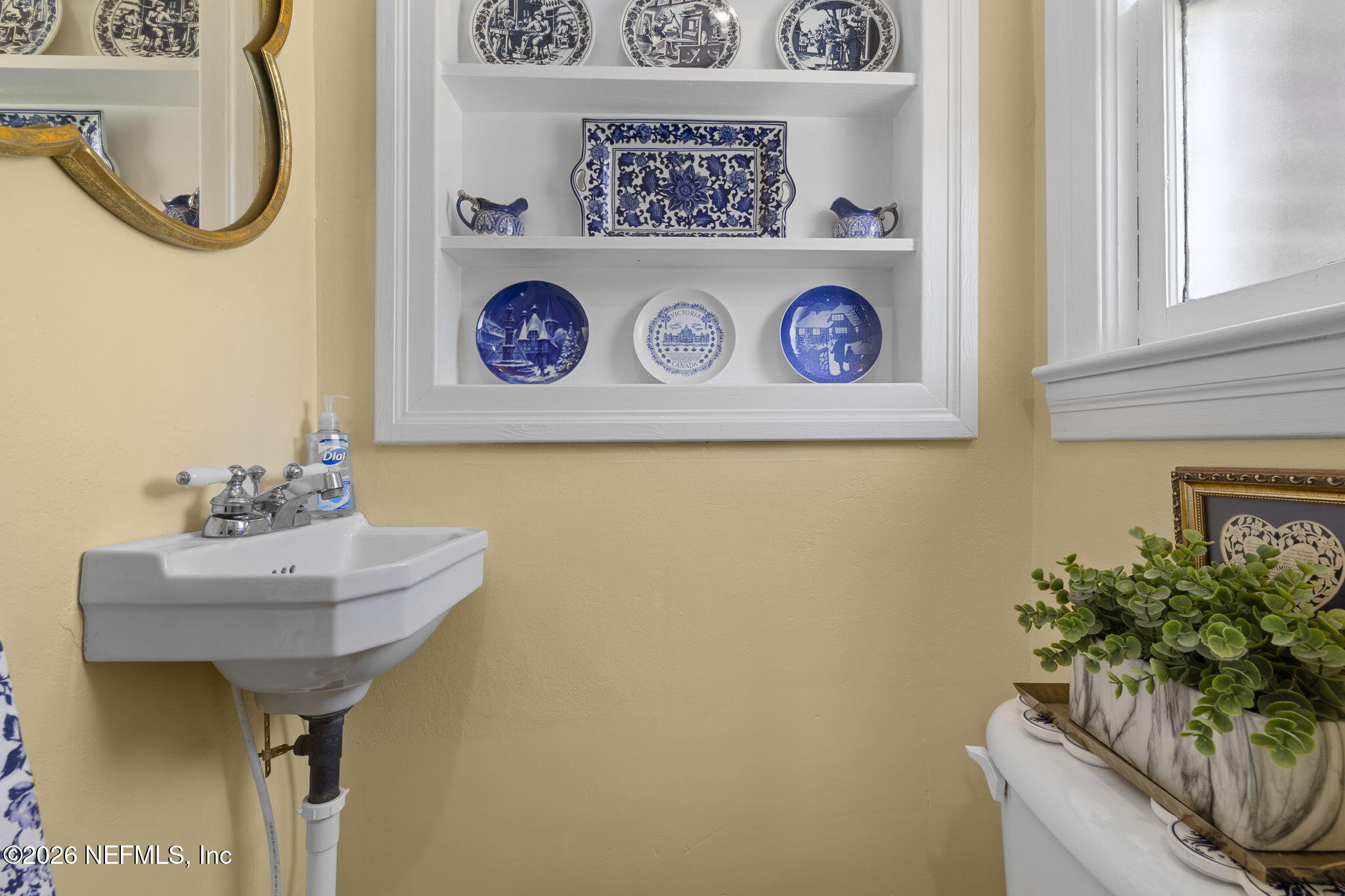 1127 Riviera Street Jacksonville, FL 32207 - Photo 18 of 40 a bathroom with a sink and a mirror
