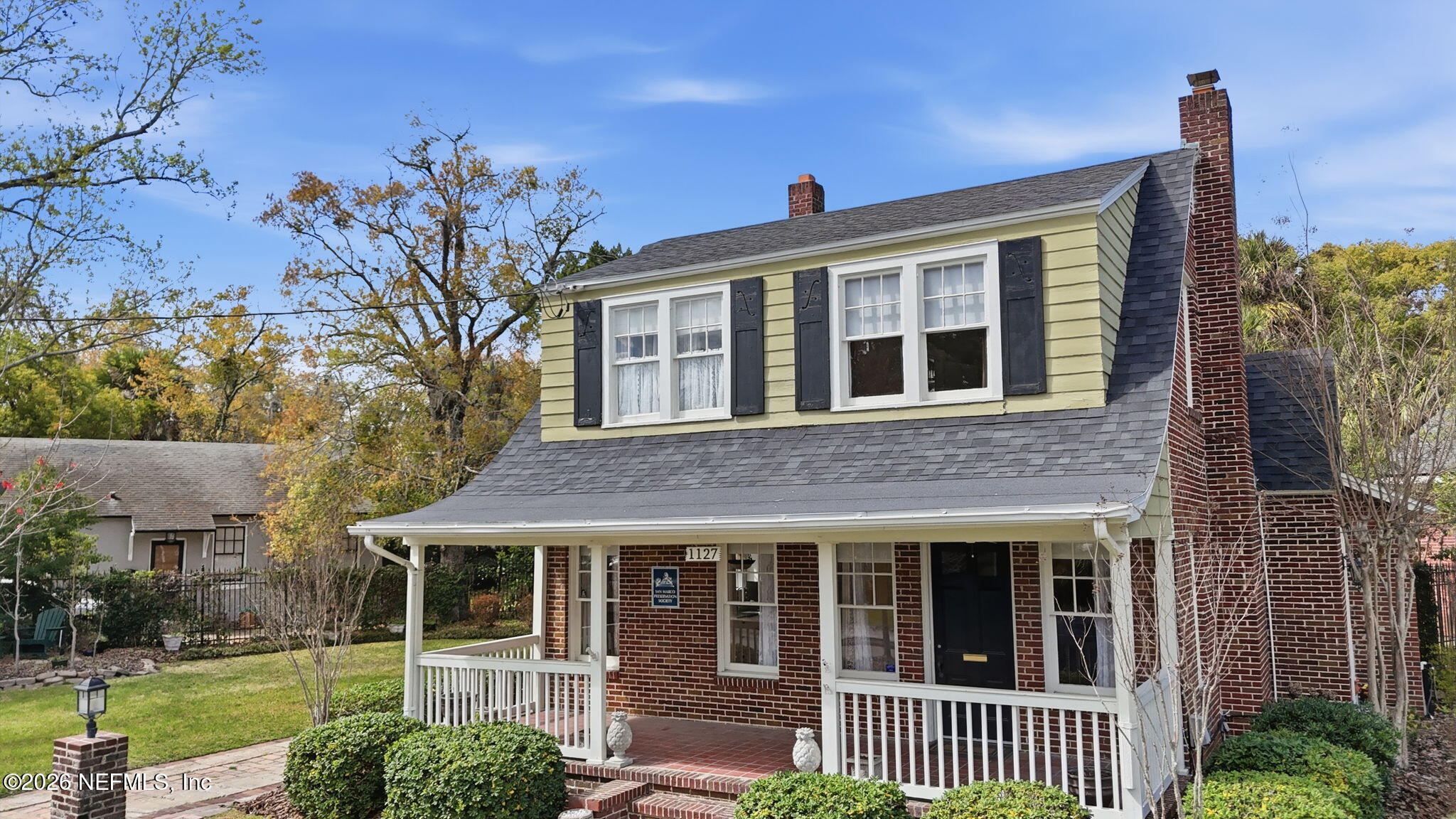 1127 Riviera Street Jacksonville, FL 32207 - Photo 40 of 40 a front view of a house with a garden