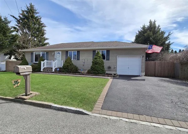 $599,999 | 174 Shelby Avenue, Holbrook, NY 11741
