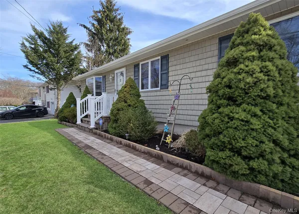 $599,999 | 174 Shelby Avenue, Holbrook, NY 11741