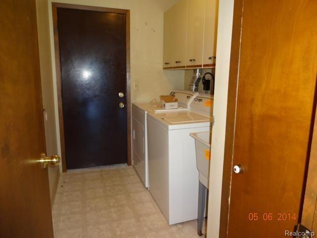 71 Foxboro Drive Rochester, MI 48309 - Photo 3 of 16 DSC03931.jpg