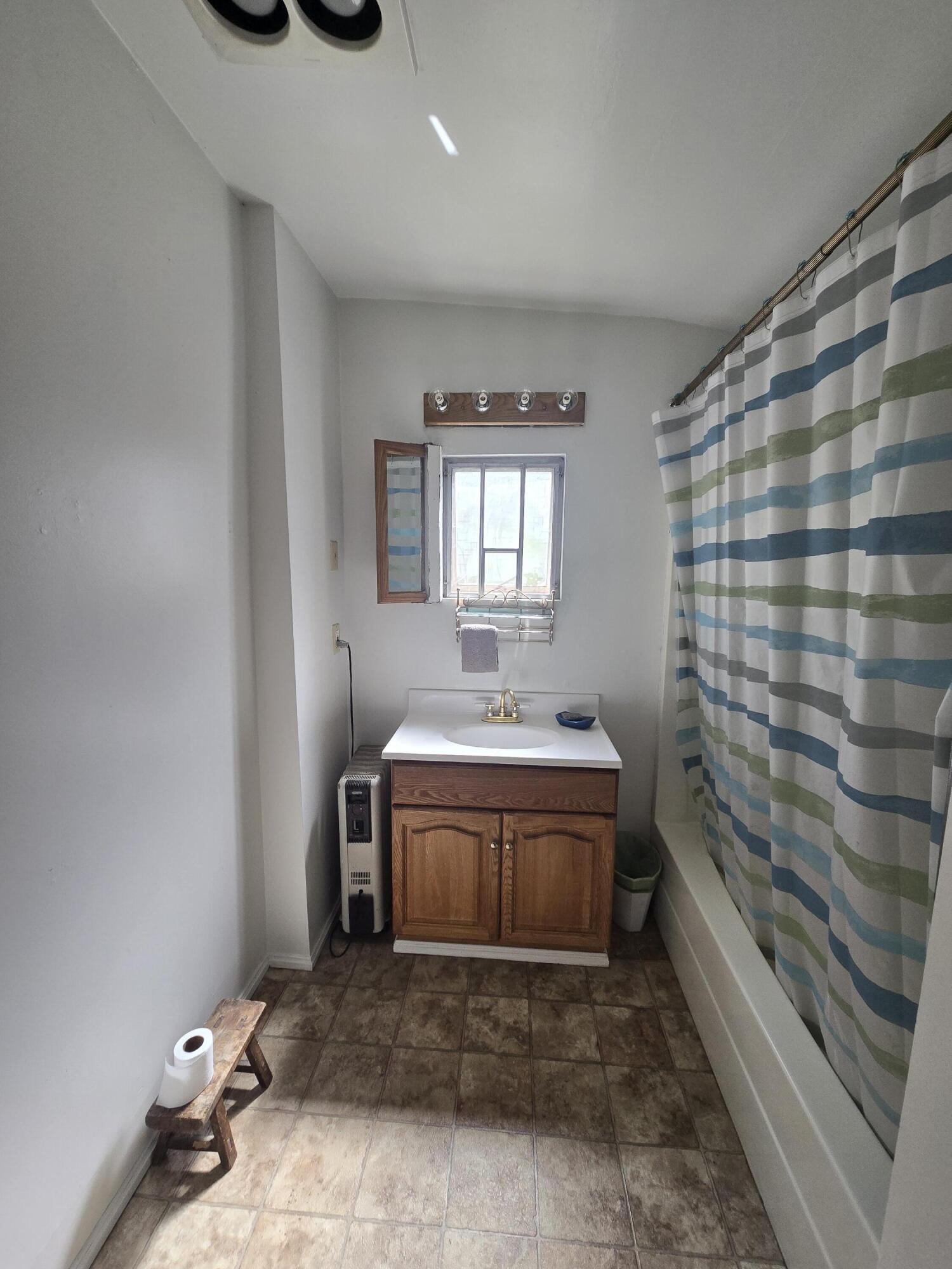 409 East Ash Street Chiloquin, OR 97624 - Photo 21 of 37 a bathroom with a sink and a mirror