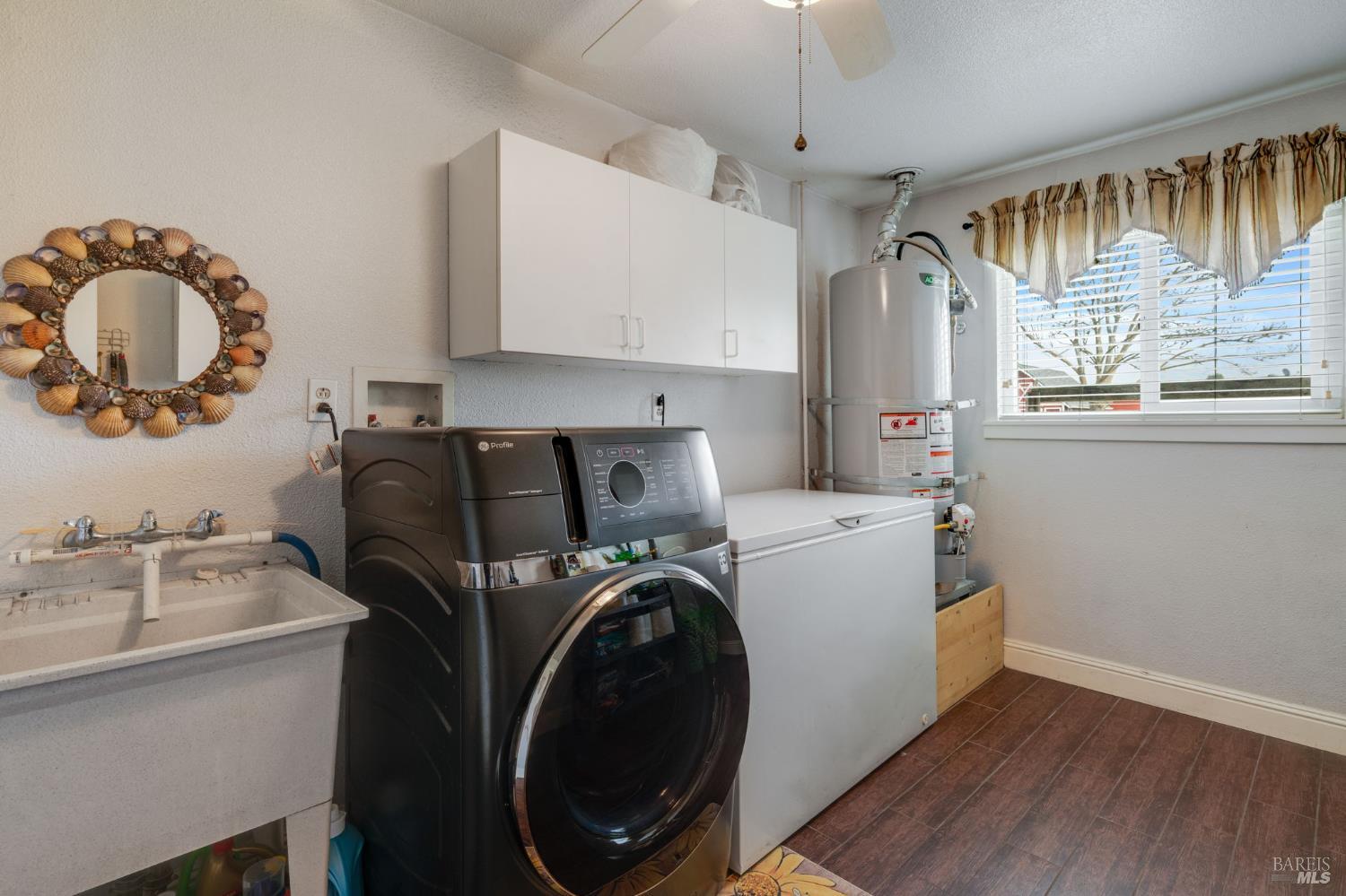 7500 North Meridian Road Vacaville, CA 95688 - Photo 17 of 38 a utility room with sink dryer and washer