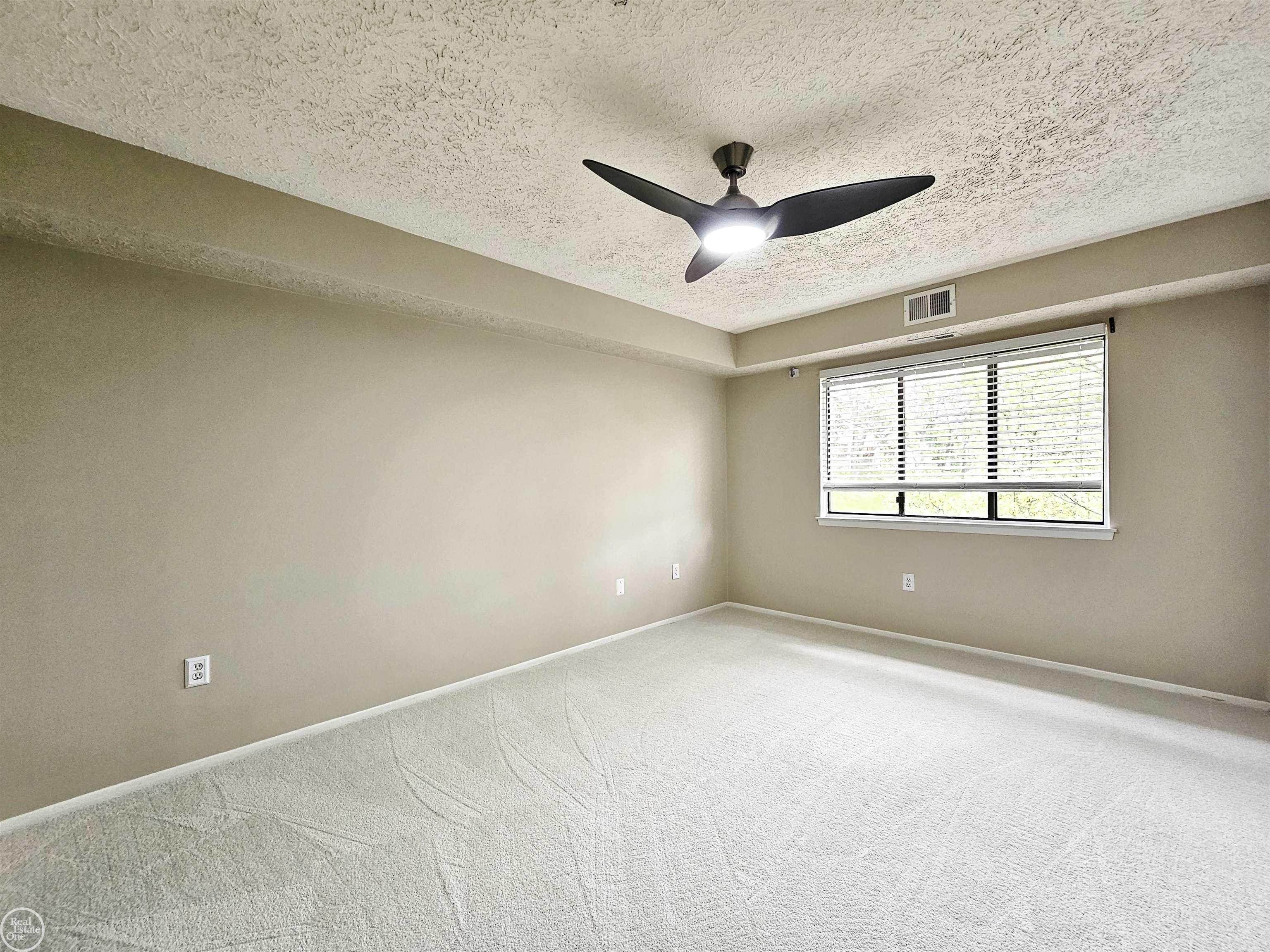 1693 Riverside Drive, Unit 6 Rochester, MI 48309 - Photo 19 of 30 50174785-5b604b86-c591-45cf-857d-1e5894965a5b.JPG