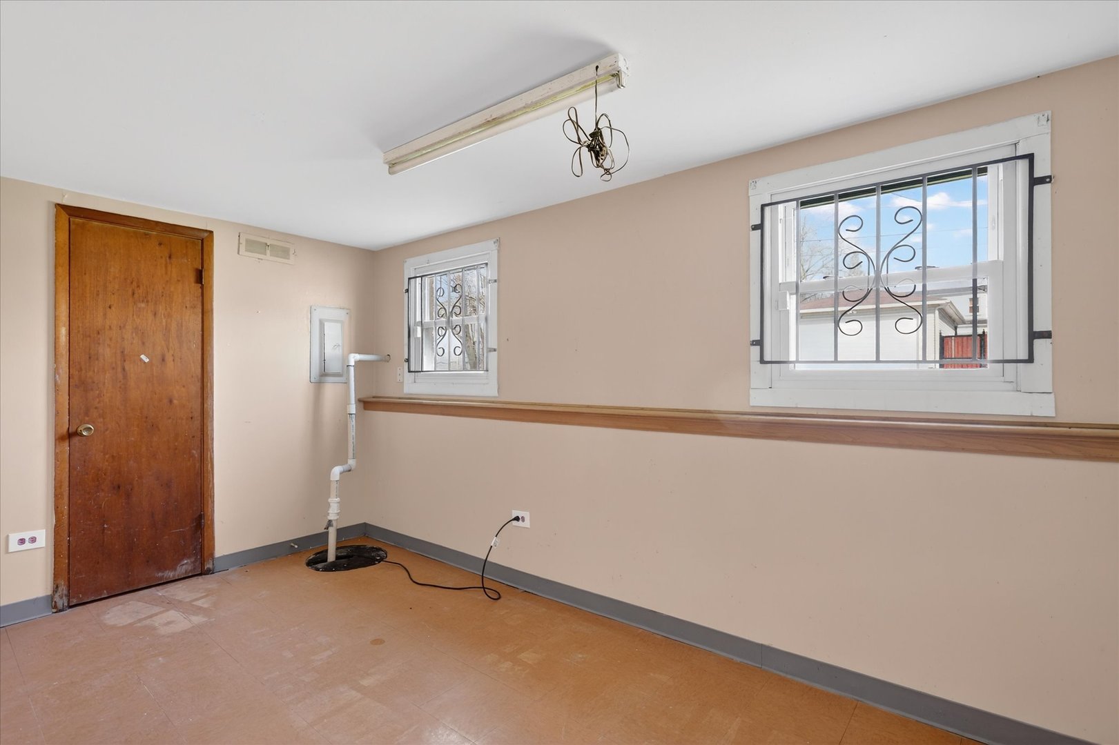 14911 Page Avenue Harvey, IL 60426 - Photo 28 of 35 a view of an empty room with a window