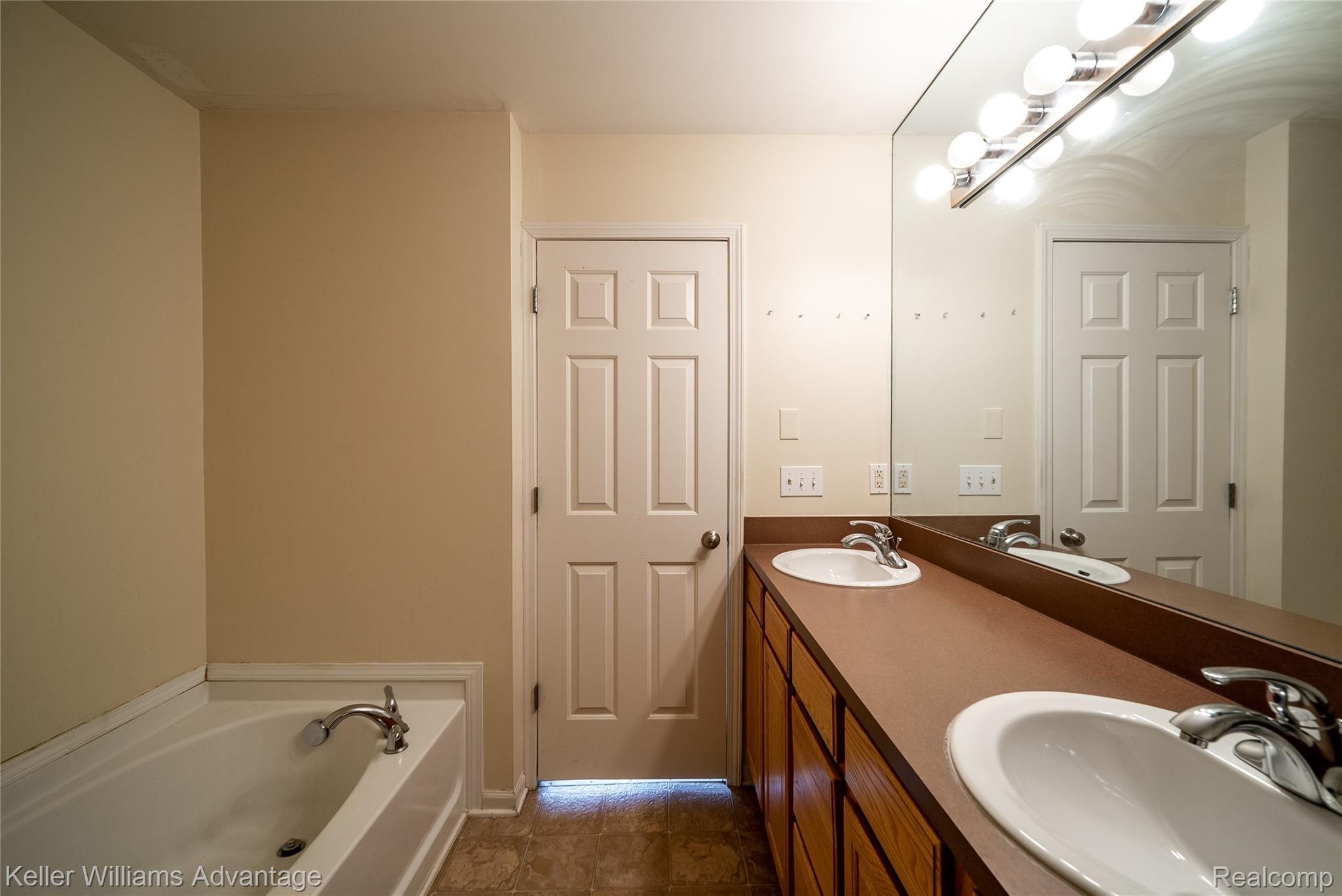 10143 Ridge Run Street Howell, MI 48855 - Photo 17 of 32 RidgeRunSt_10143_Full Bath A2.jpg