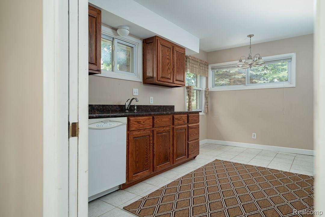 240 Kalhaven Road Rochester, MI 48307 - Photo 11 of 26 240-Kalhaven-11.jpg