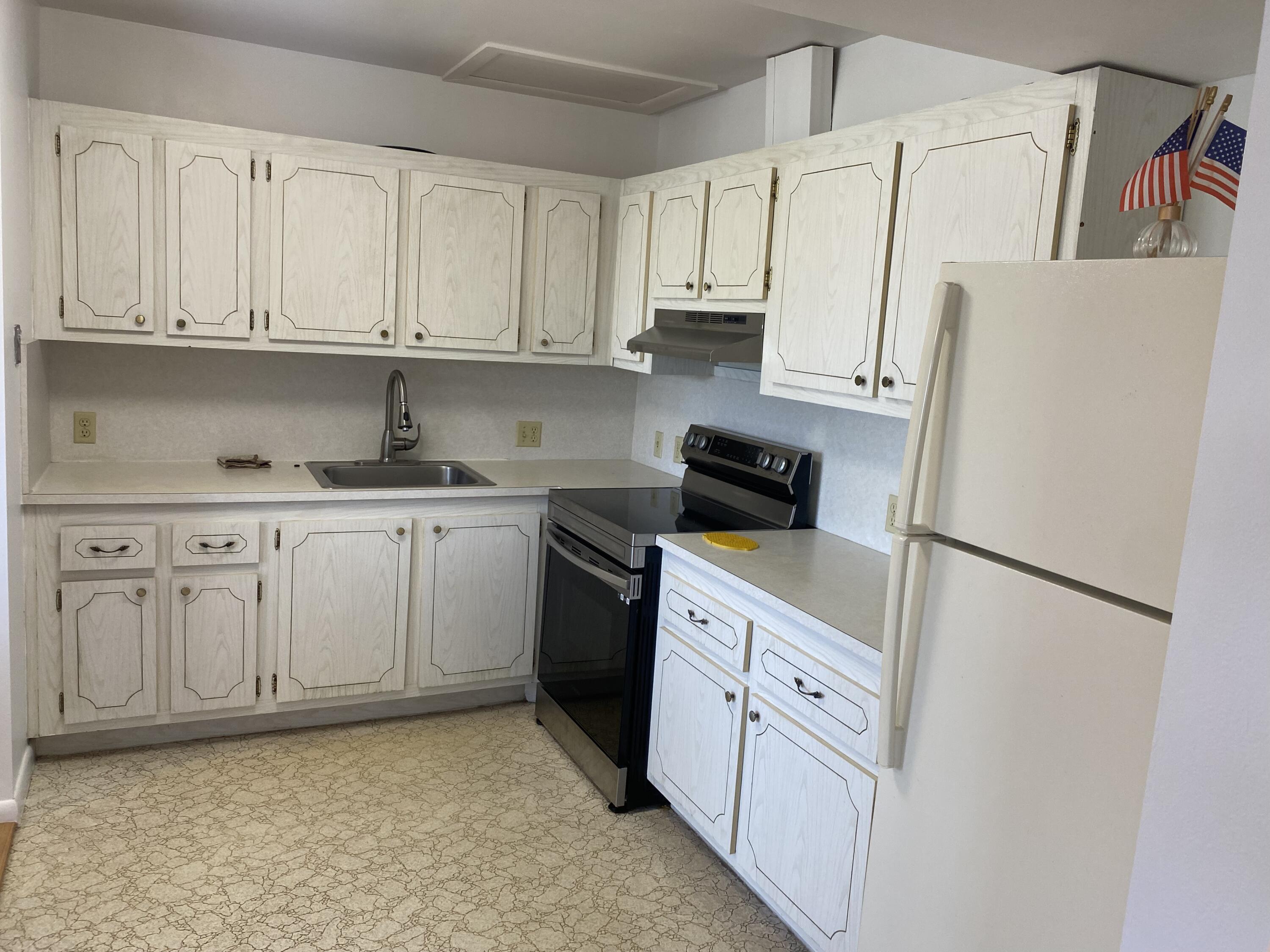 161 Mansfield D Boca Raton, FL 33434 - Photo 4 of 8 BBC1E832-CFE5-489D-8207-55F2152D86B4