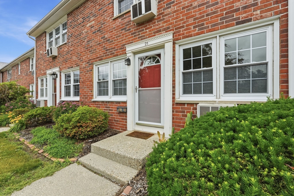 540 Granby Road, Unit 21 South Hadley, MA 01075 - Photo 4 of 31