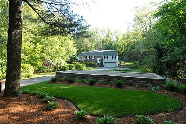 75 Howlett Street Topsfield, MA 01983 - Photo 1 of 30 Gallery Image 1