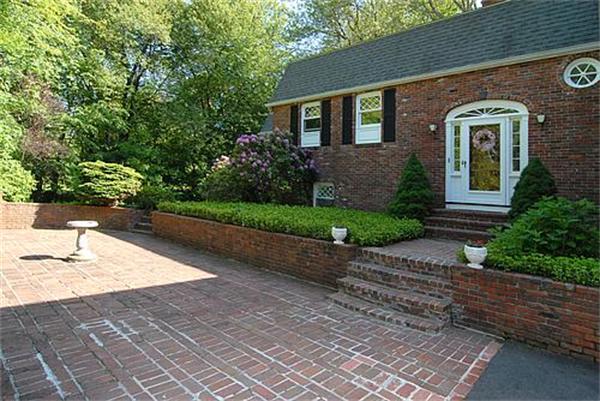 75 Howlett Street Topsfield, MA 01983 - Photo 2 of 30 Gallery Image 2