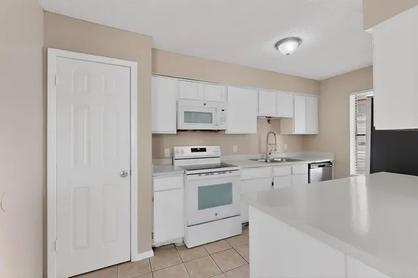 $1,800 | 913 West Rochelle Road, Irving, TX 75062